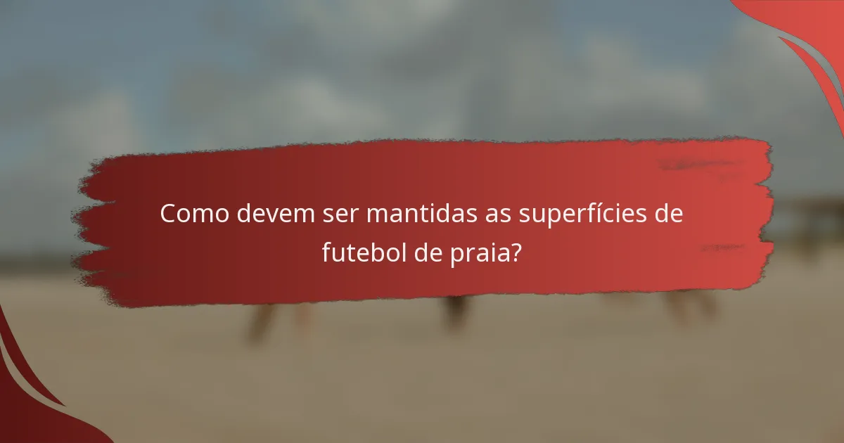 Como devem ser mantidas as superfícies de futebol de praia?